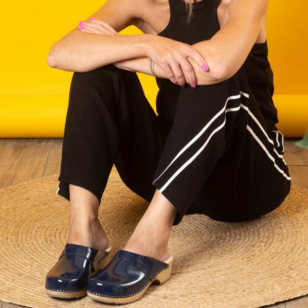 כפכפי עץ כחול כהה לק