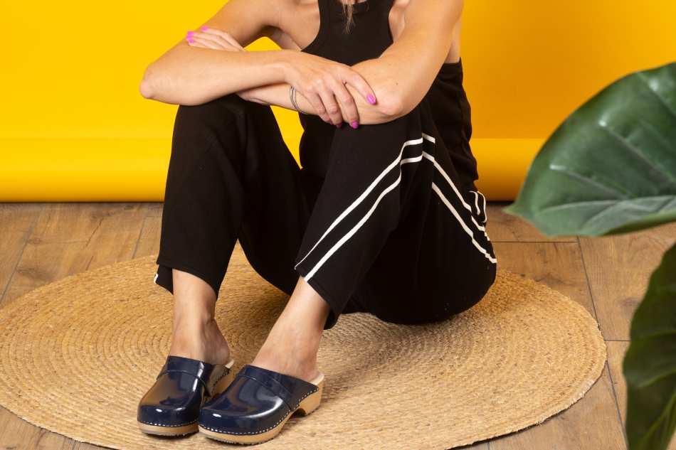 כפכפי עץ כחול כהה לק