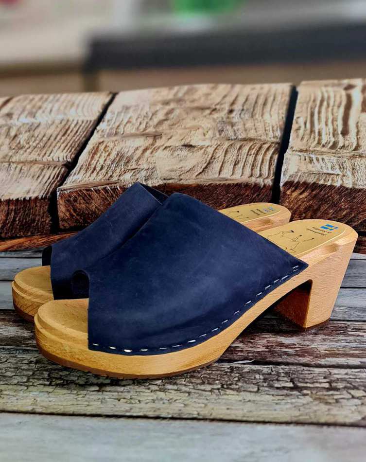 כפכפי עץ פתוחים בצבע כחול