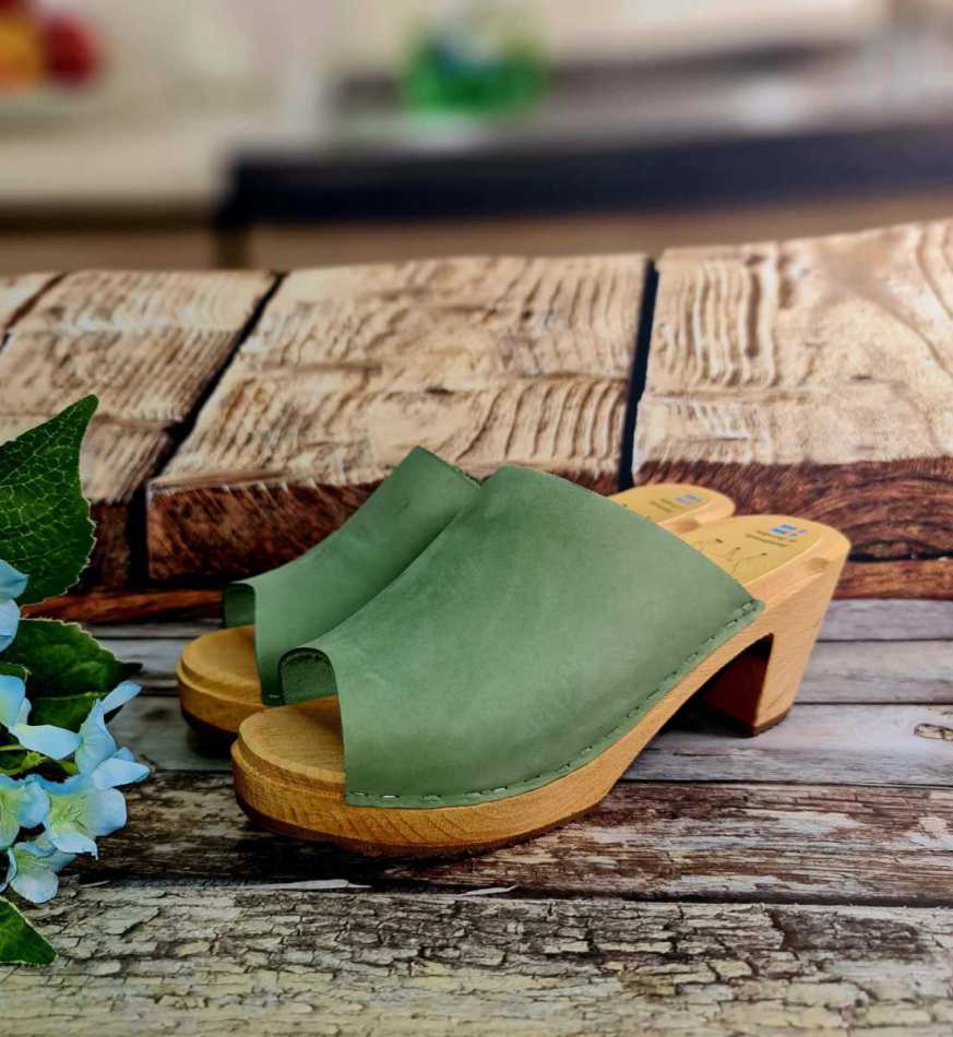 כפכפי עץ בצבע ירוק