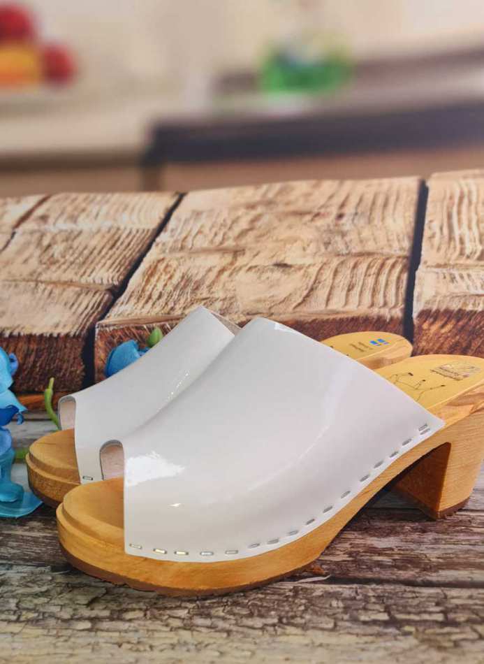 כפכפים פתוחים בצבע לבן לק