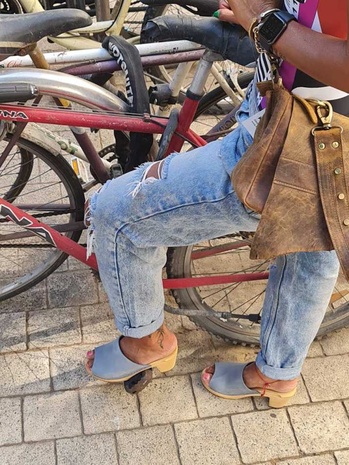 כפכפי עץ פתוחים בצבע תכלת אפרפר