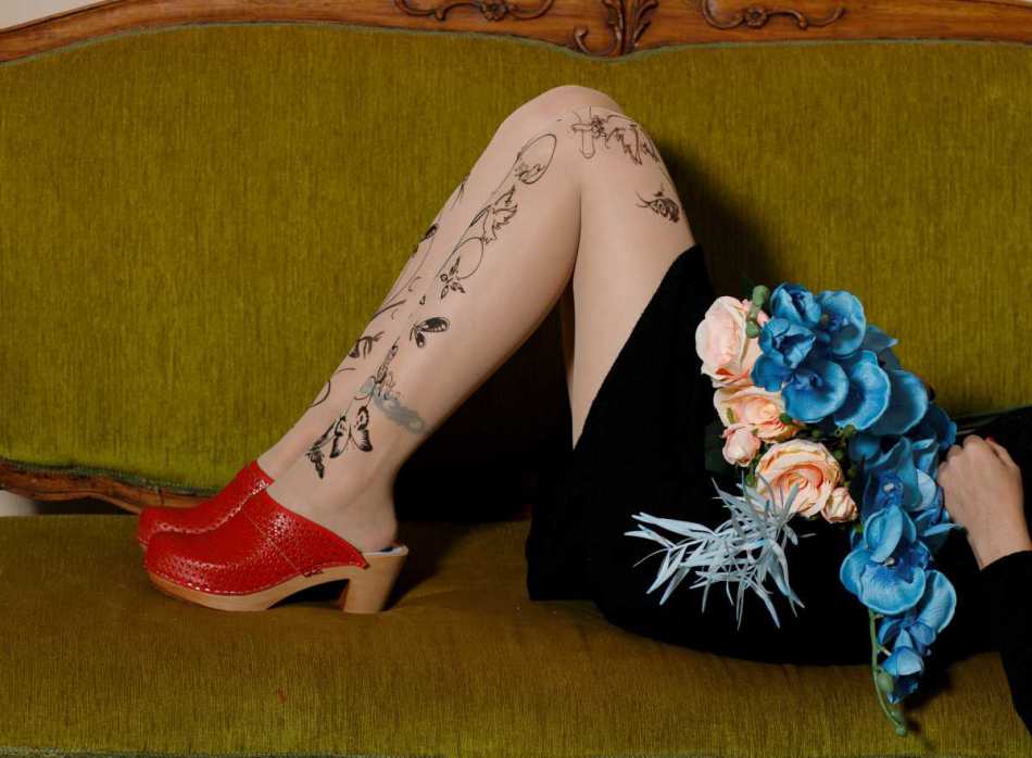 אדום עם חורים