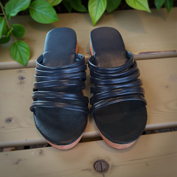 אתנה שחור פסים