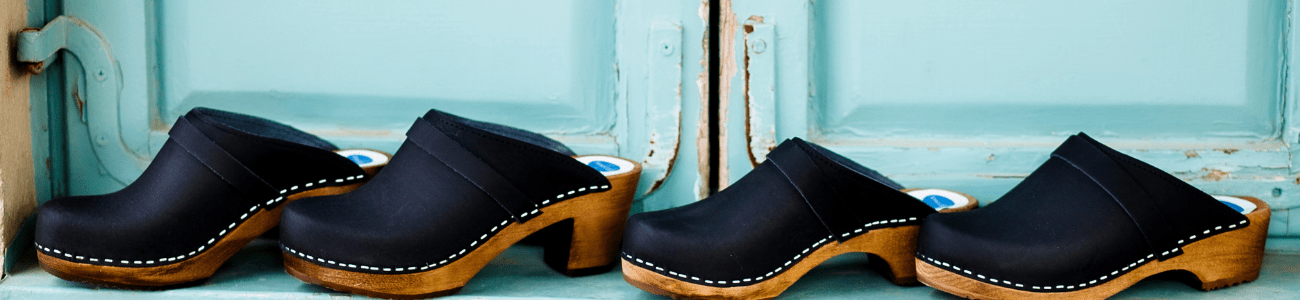 כפכפי עץ שחורים