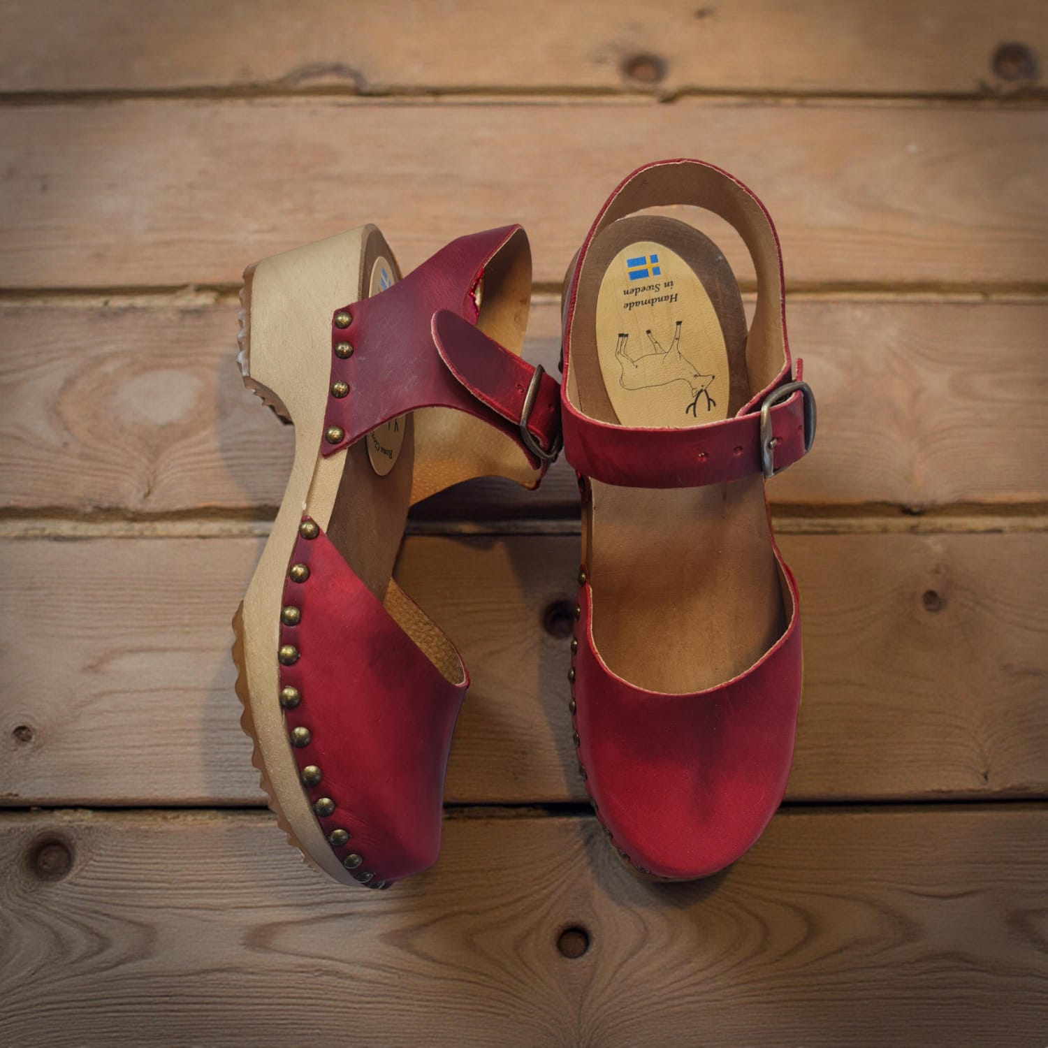 בובה אדום לוהט ניטים