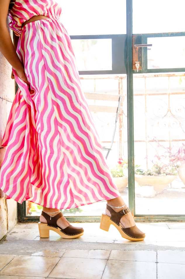 כפכפי עץ רונה בובה חום