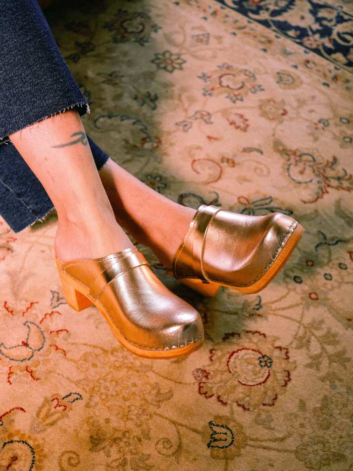 כפכפי עץ זהב ורוד