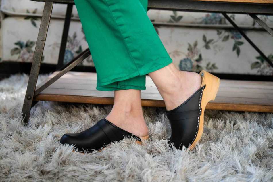 כפכפי עץ שחור טבעוני VEGAN CLOGS