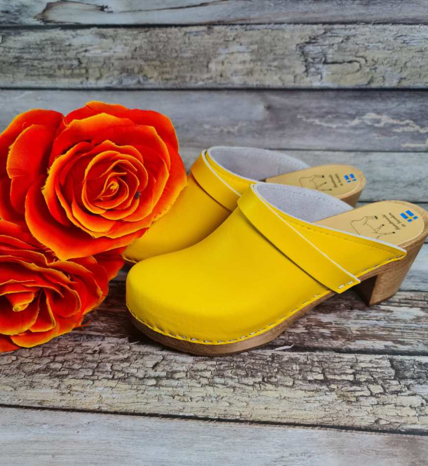 כפכפי עץ צהובים