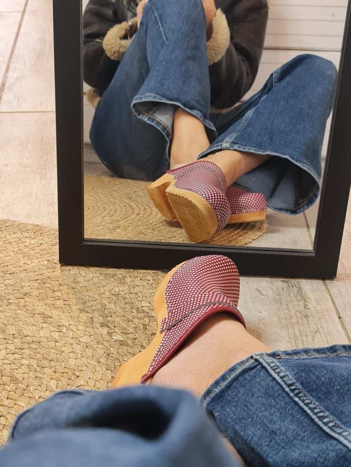 קבקבי עץ אדום נקודות