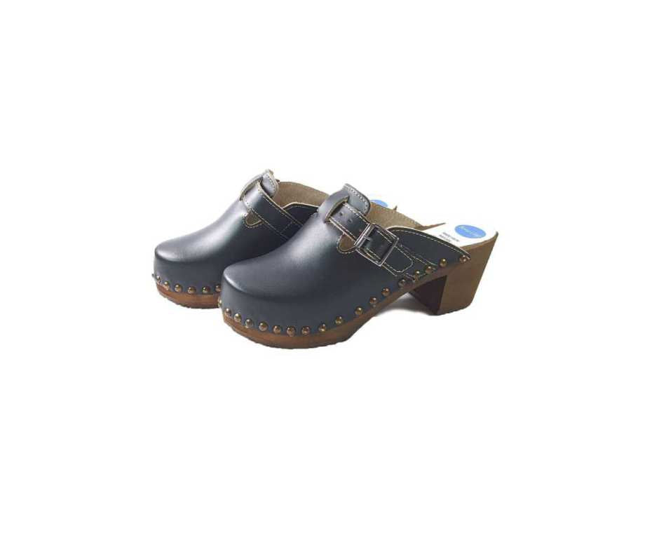 קבקבי עץ שחורים עם ניטים