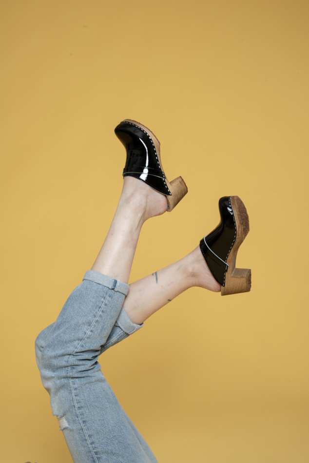 כפכפי עץ רונה שחור לק גבוה