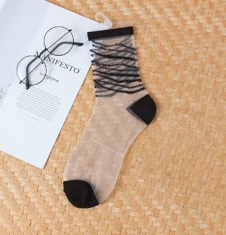 גרביים שקופים עם פסי חגיגה שחורים