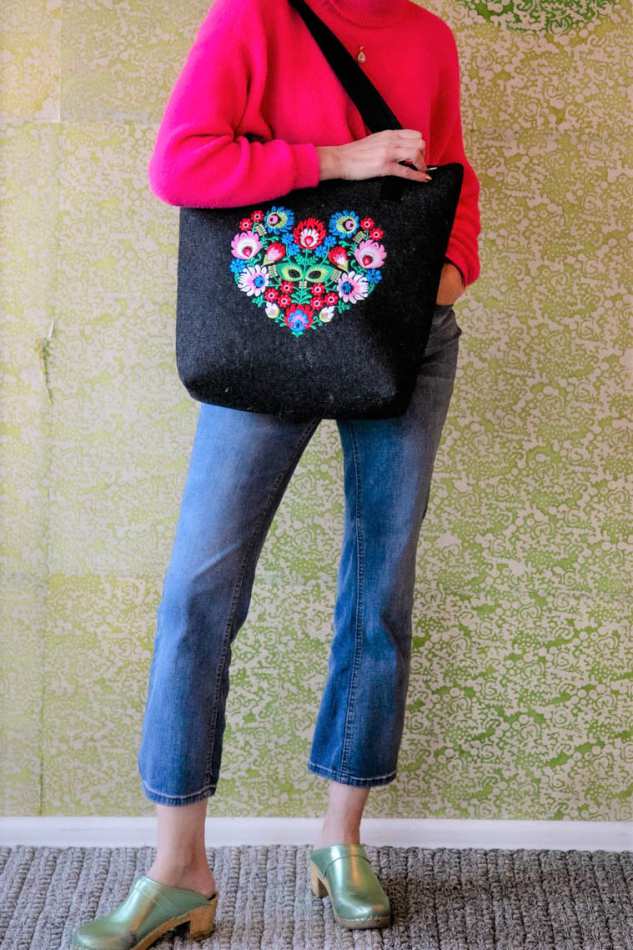 תיק רקום פרחים גדול