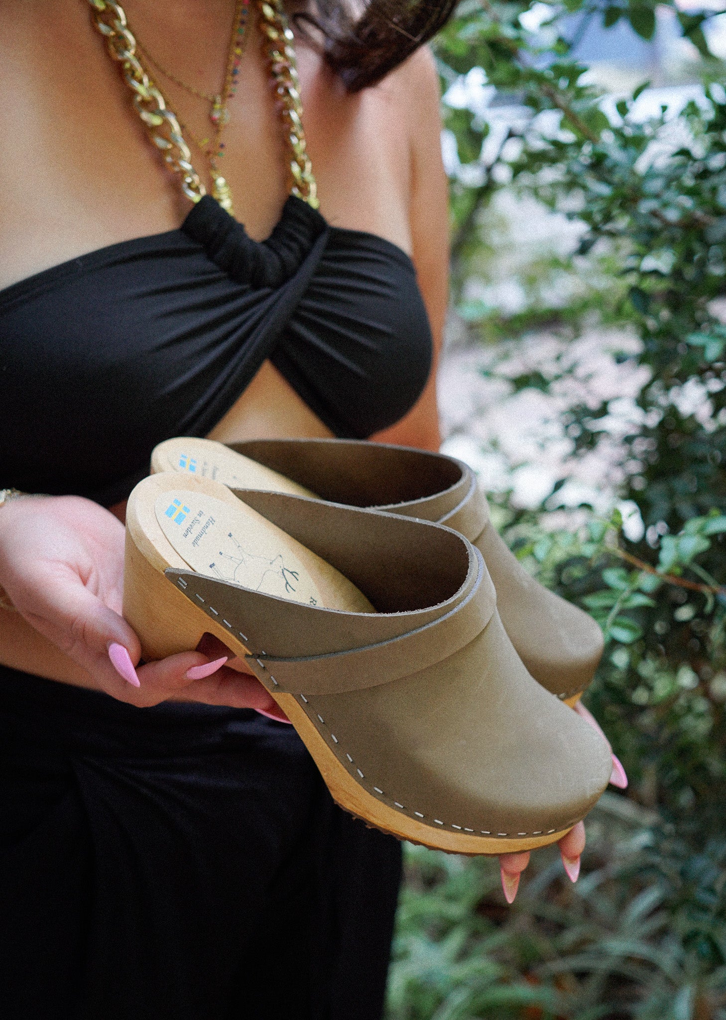 כפכפי עץ ירוק זית