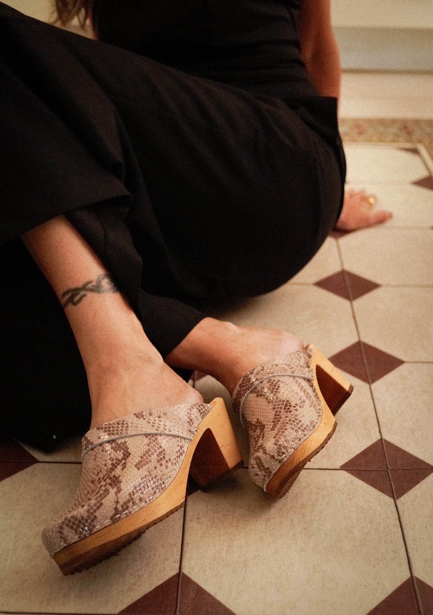 קבקבי עץ נחש אפור