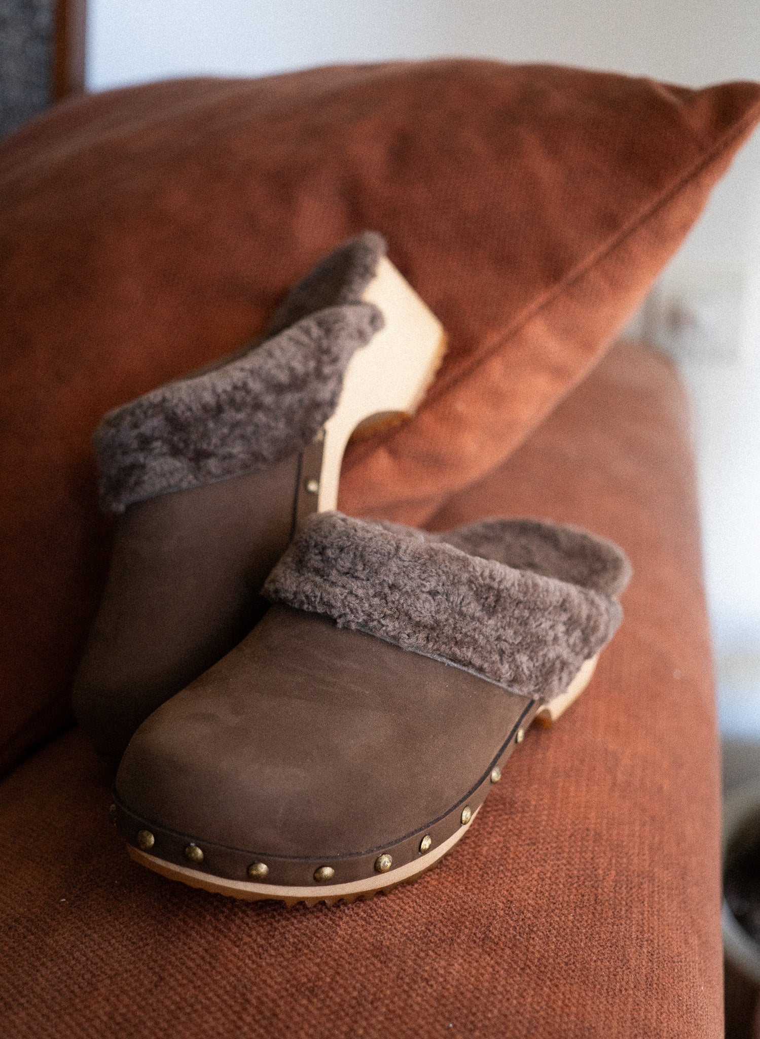 כפכפי עץ חום פרווה