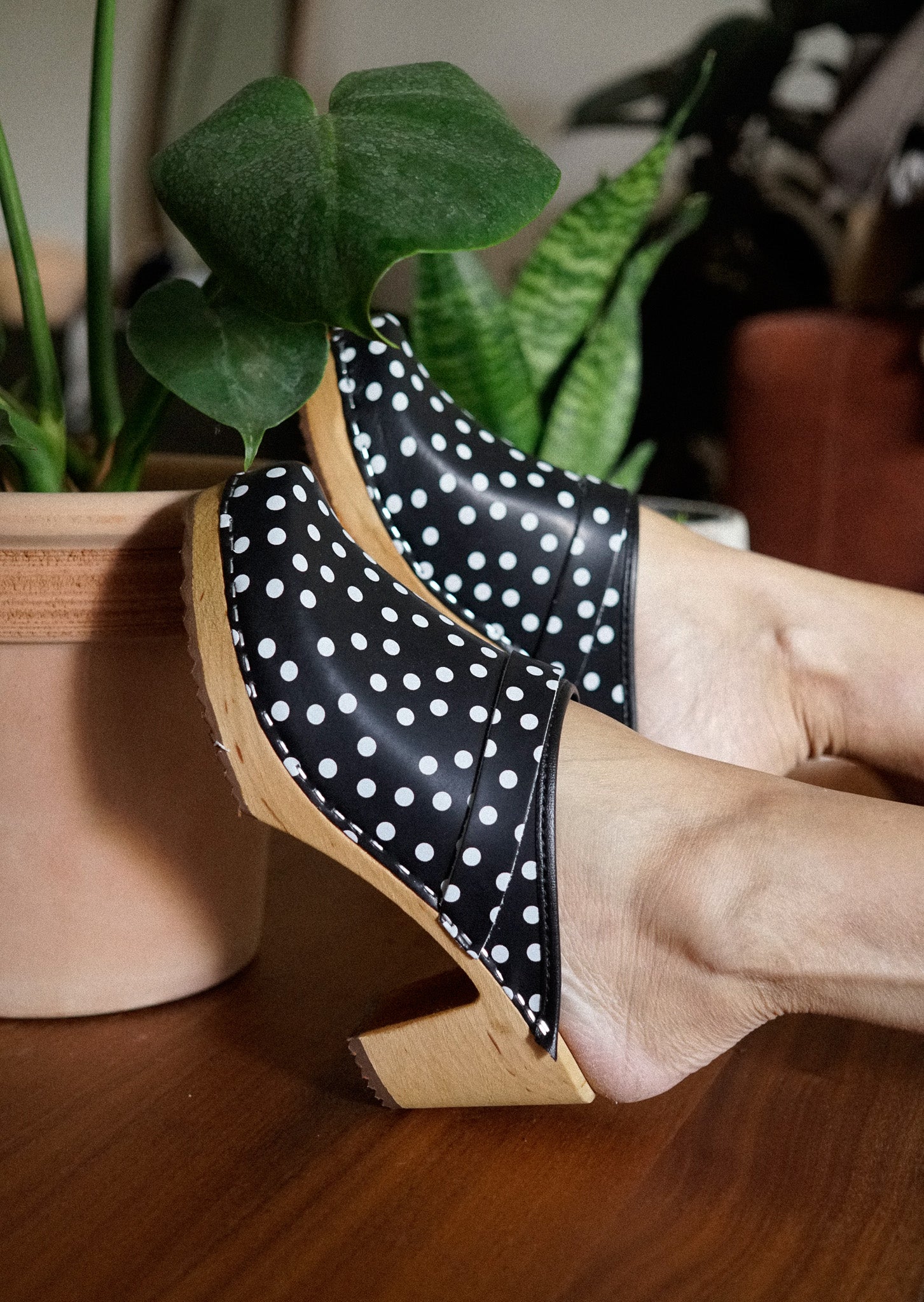 כפכפי עץ קונה שחור נקודות