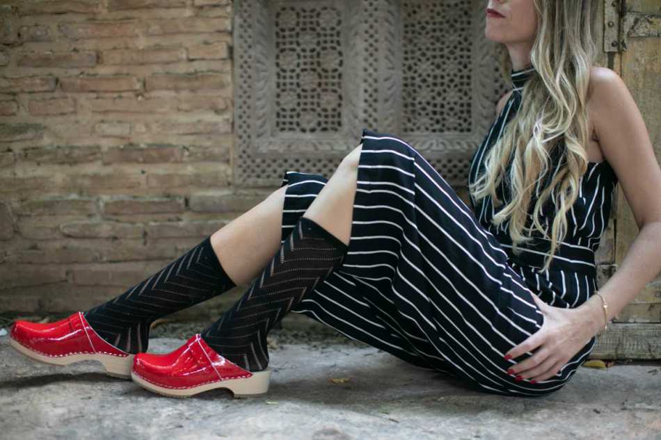 כפכפי עץ אדום לק