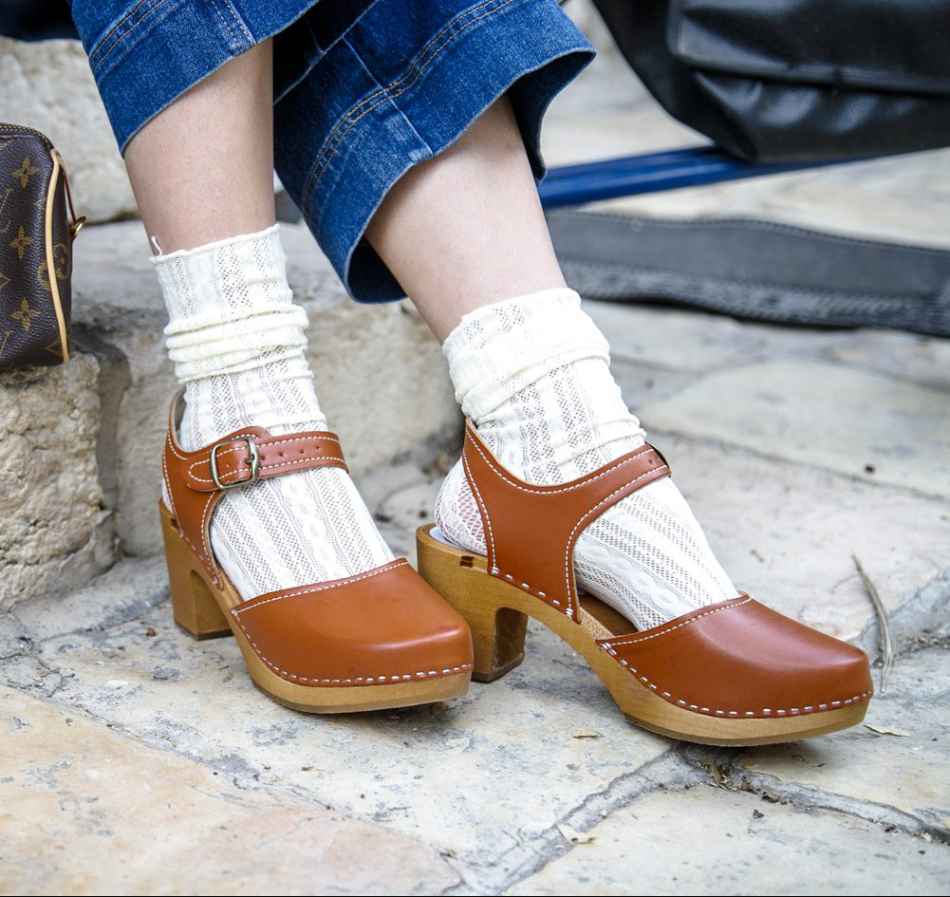 קבקבי עץ חום טבעוני