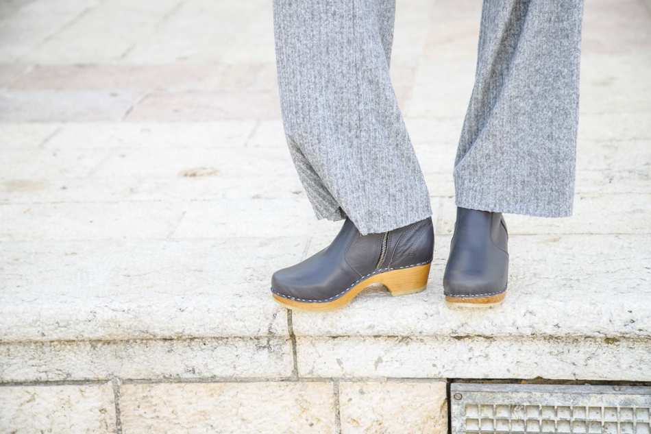 מגפונים אפורים דגם סופיה