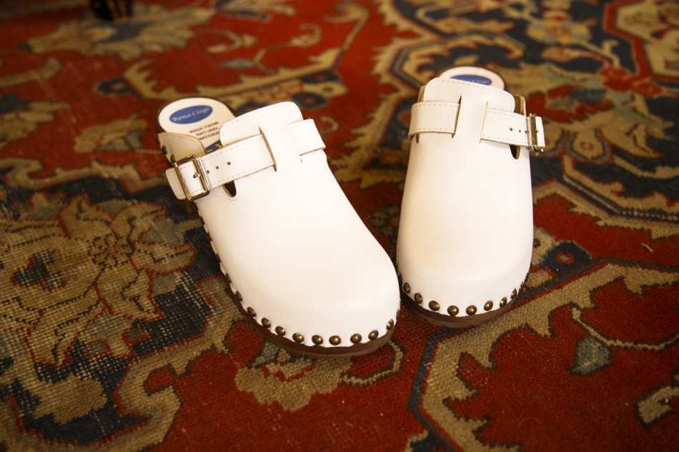 קבקבים לבנים עם ניטים