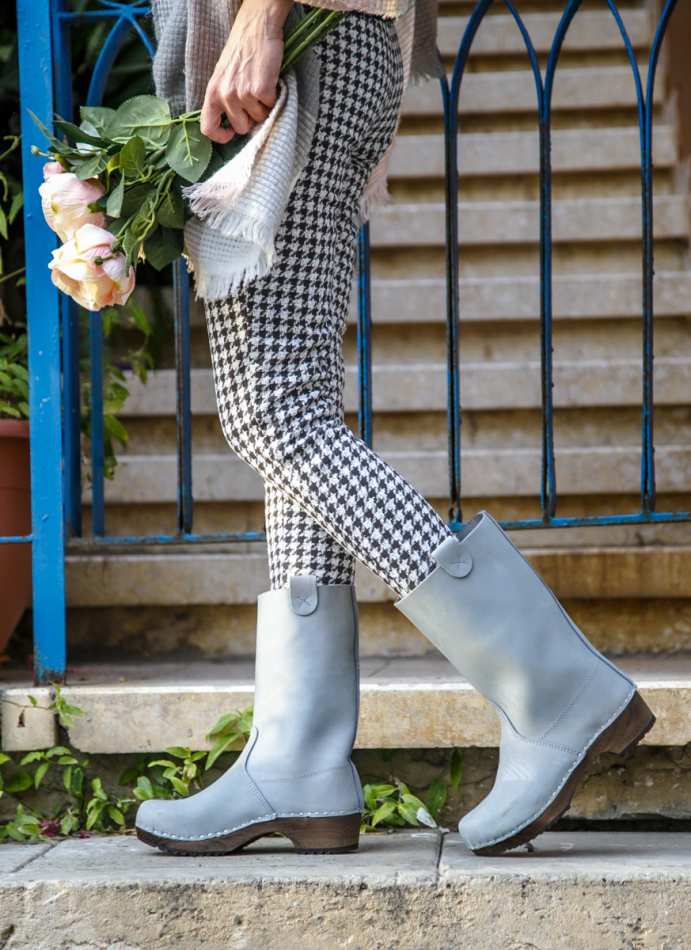 מגפיים צבע תכלת אפור