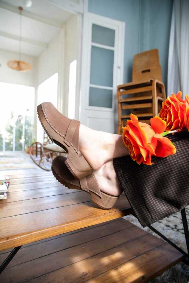 כפכפי עץ חום נובוק