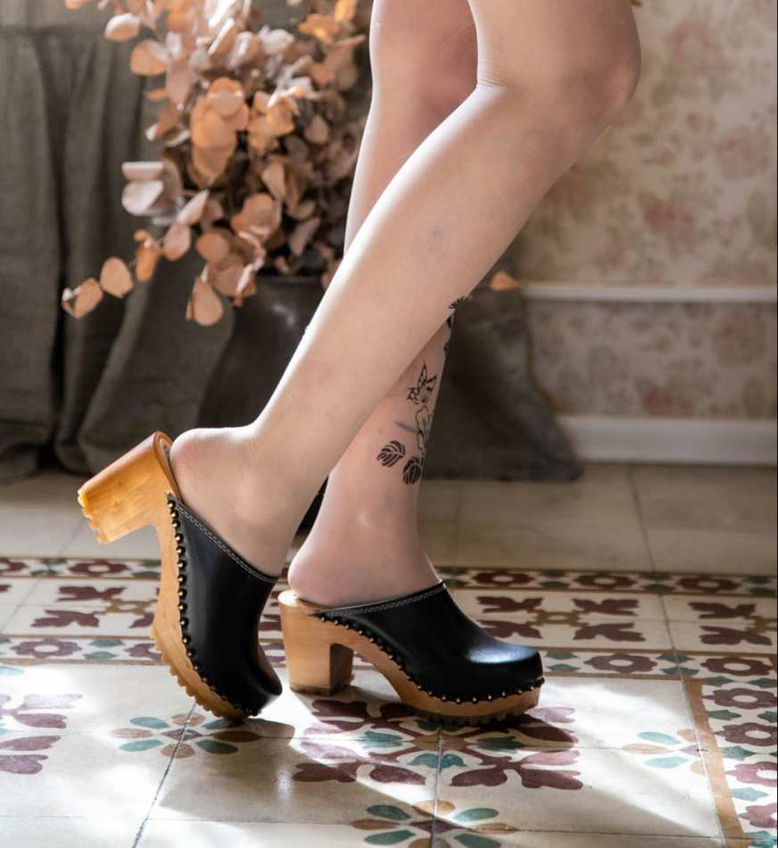 קבקבי עץ בצבע שחור עקב גבוה