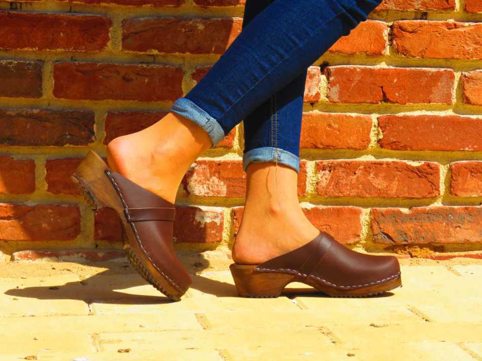 כפכפי עץ חומים. קבקבי עץ רונה