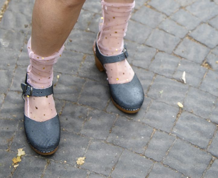 קבקבי עץ דגם בובה שחור עם נקודות