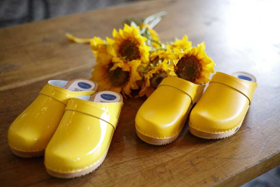 קבקבי עץ צהובים