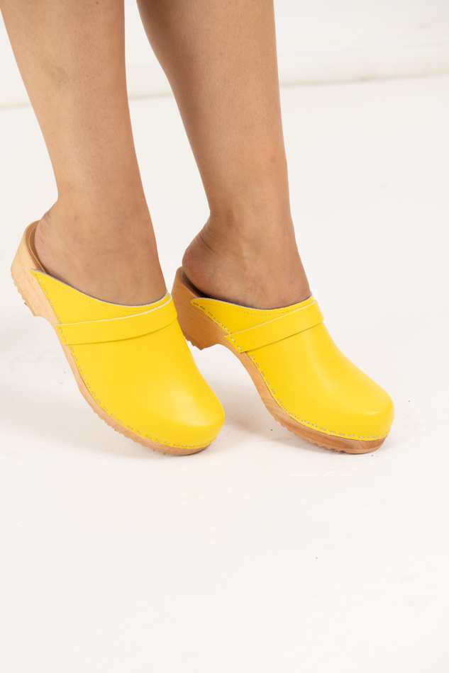 כפכפי עץ צהוב מט