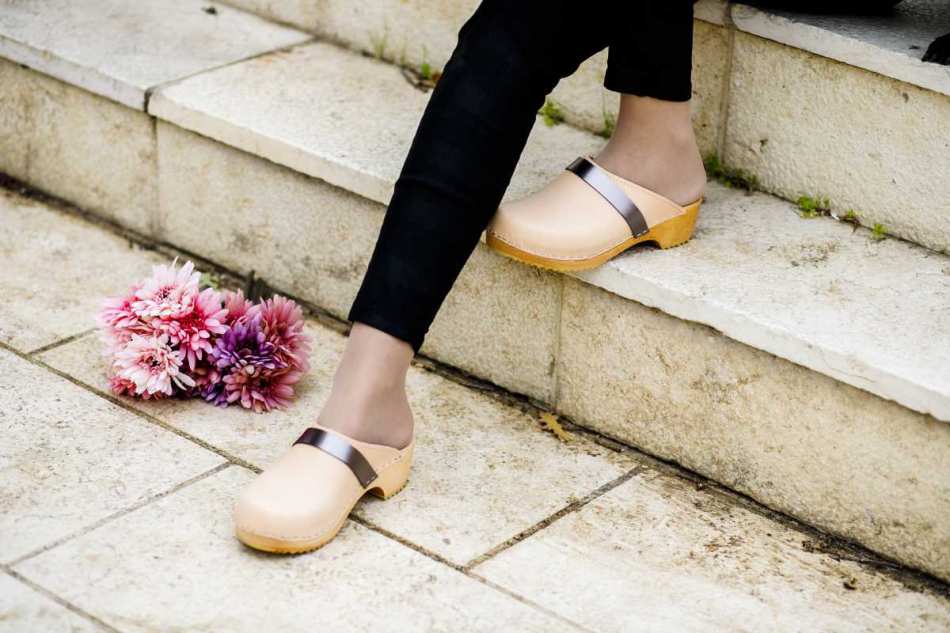 כפכפי עץ צבע טבעי פס כסף