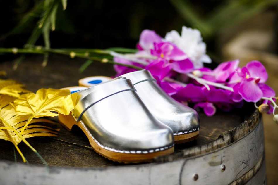 כפכפי עץ צבע כסף