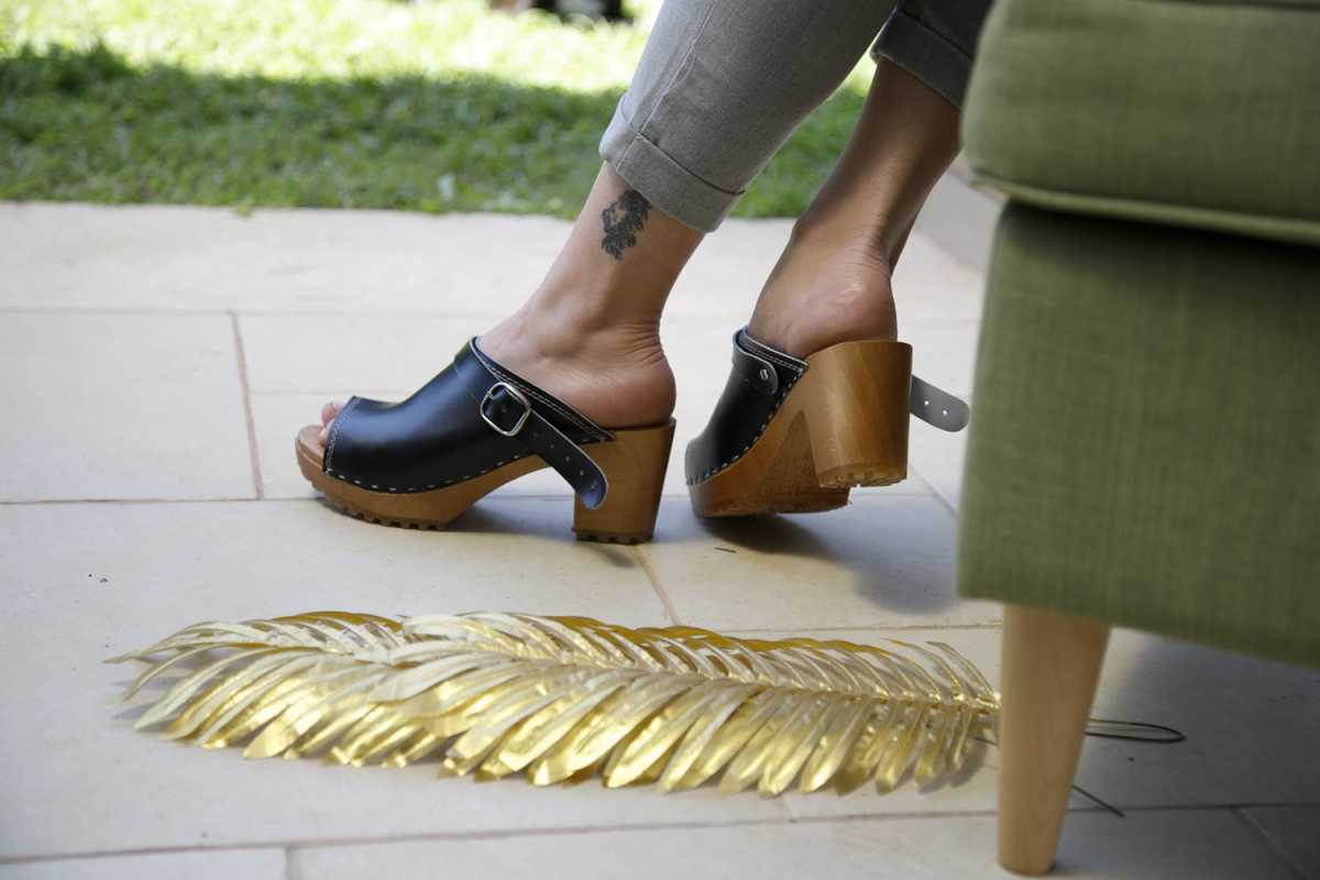 קבקבי עץ עם אבזם לוסי