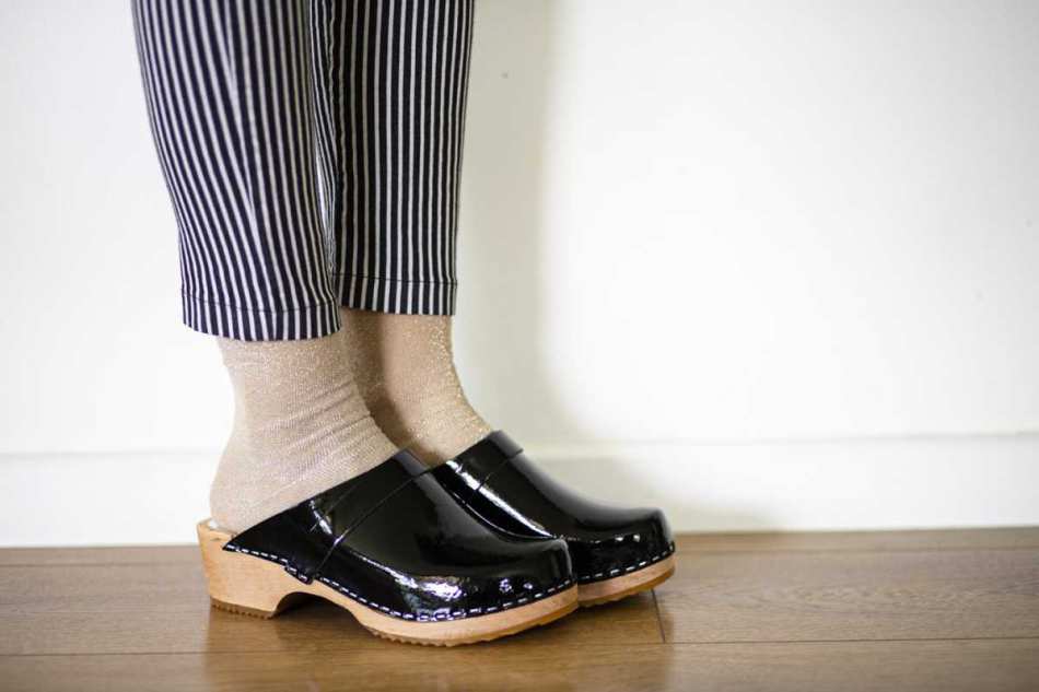 כפכפי עץ שחור לק