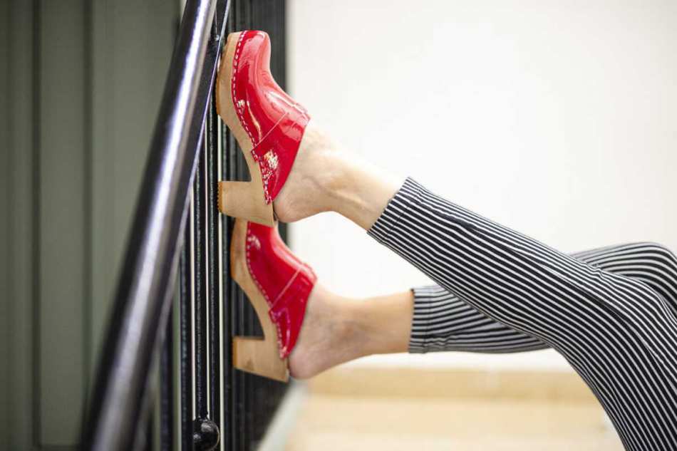 RONA CLOGS כפכפי עץ בורדו לק גבוה