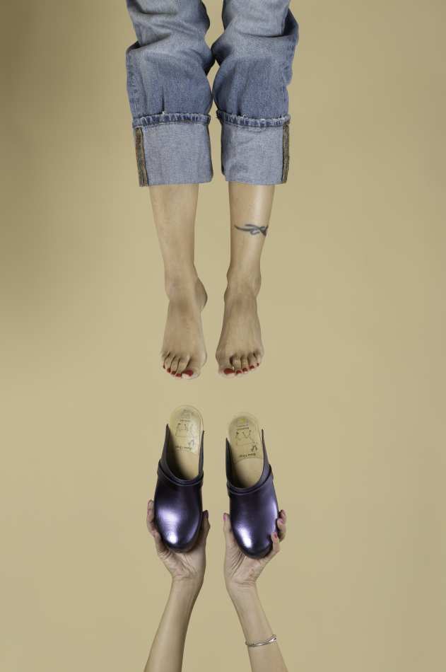 רגליים באוויר סגול מטאל