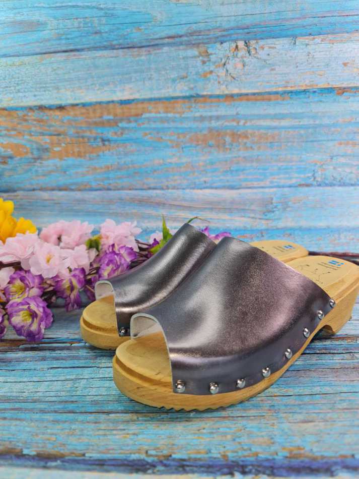 כפכפי עץ פתוחים בצבע פלטינה