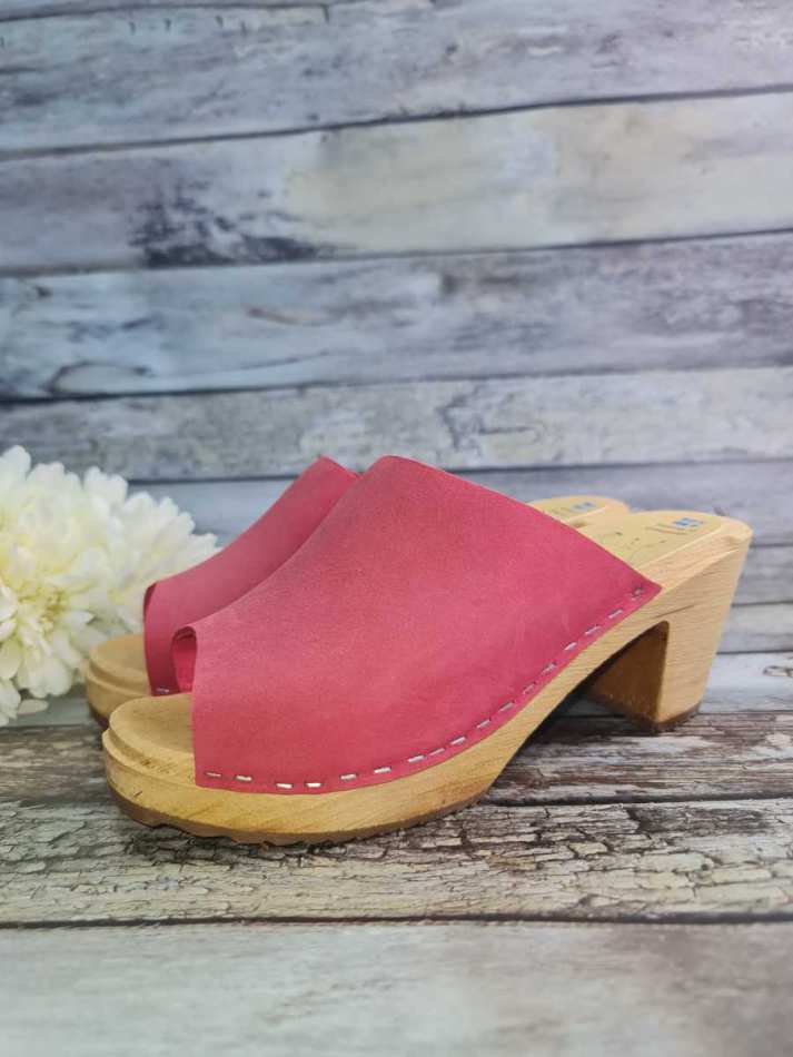 כפכפי עץ אדומים