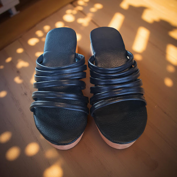 אתנה שחור פסים