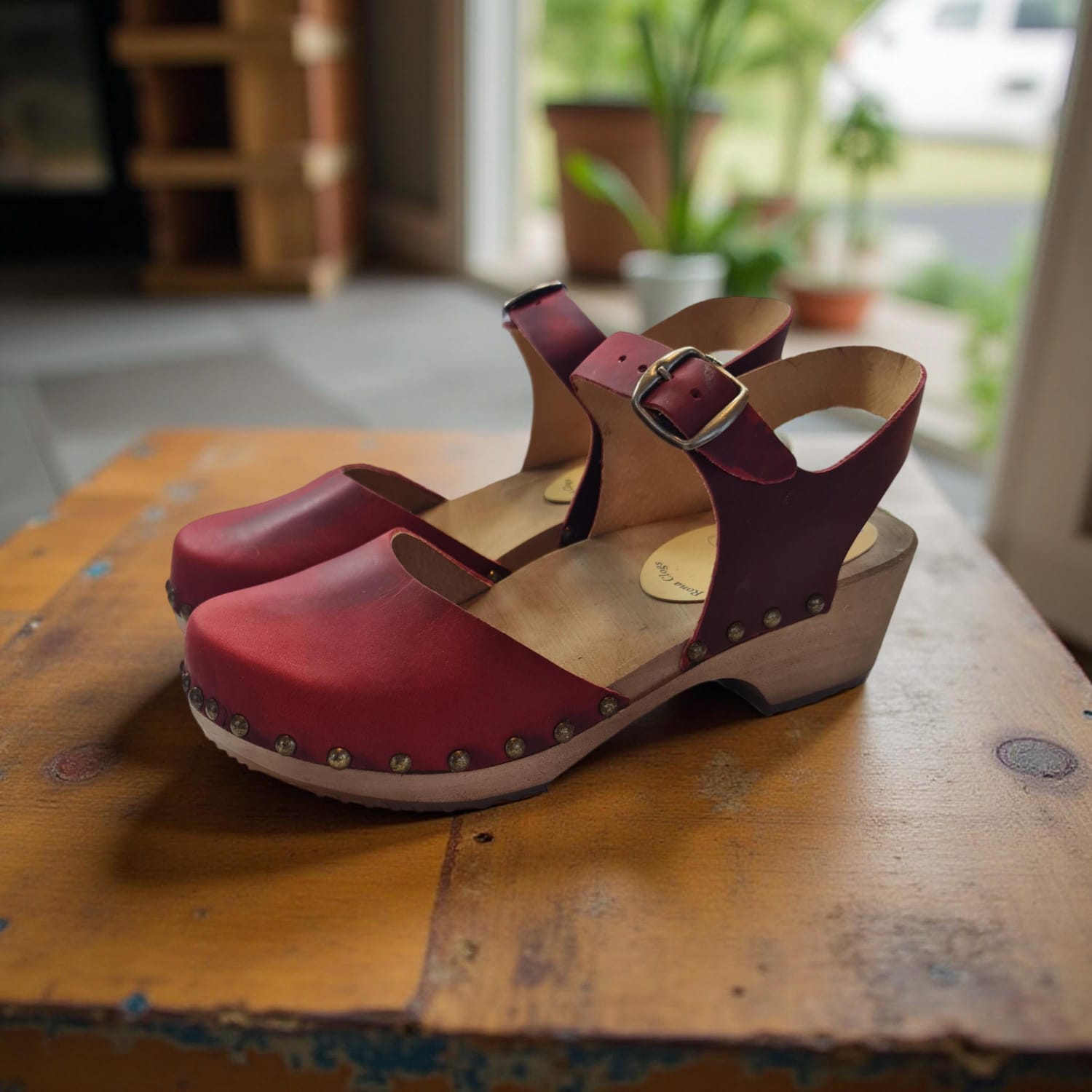 בובה אדום לוהט ניטים