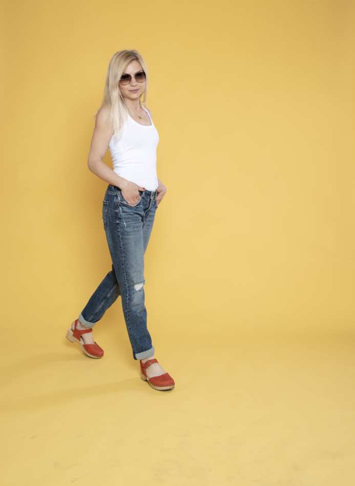 בובה אדום קבקבי העץ של רונה