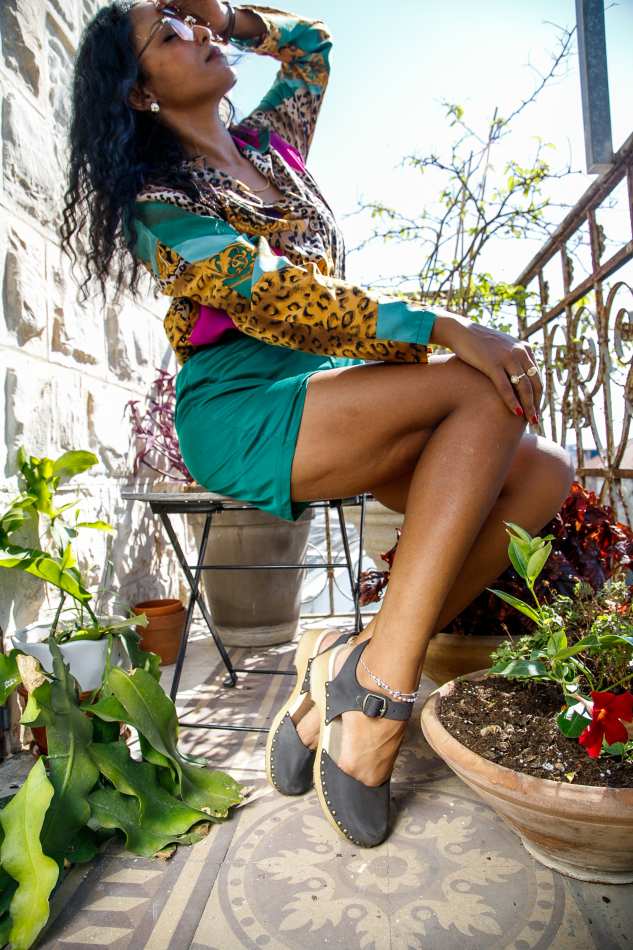 בובה אפור ניטים