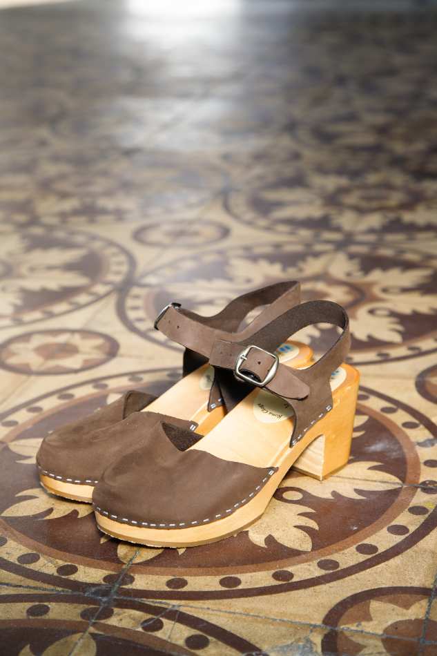 כפכפי עץ רונה בובה חום