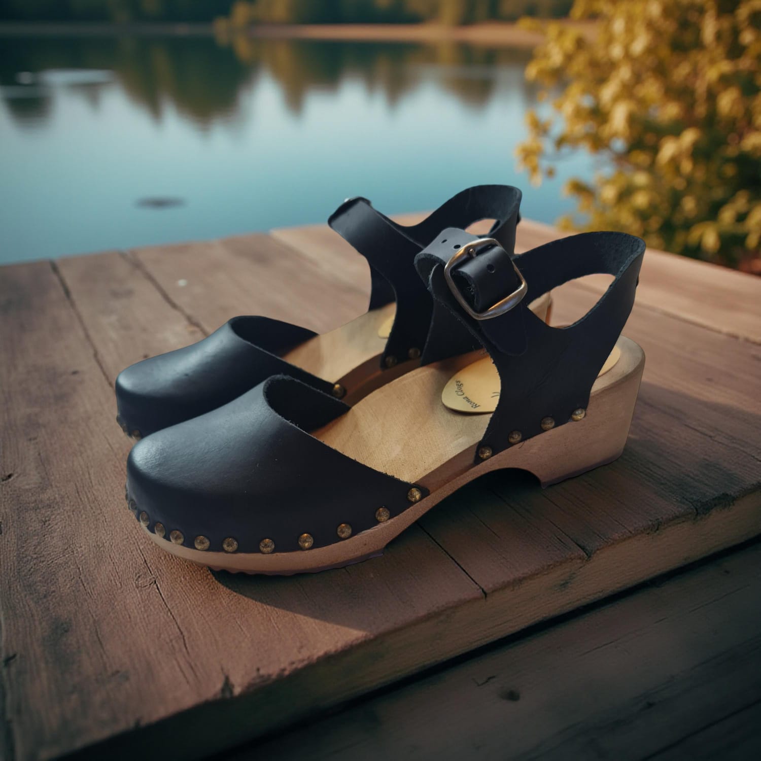 קבקבי בובה שחור נמוך ניטים