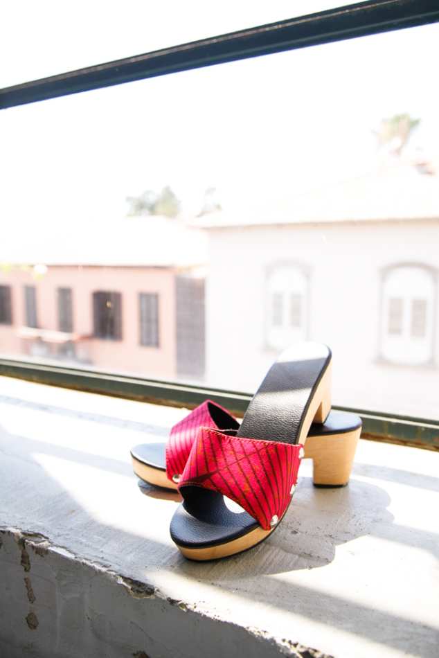 כפכפי עץ רונה בילי ורוד