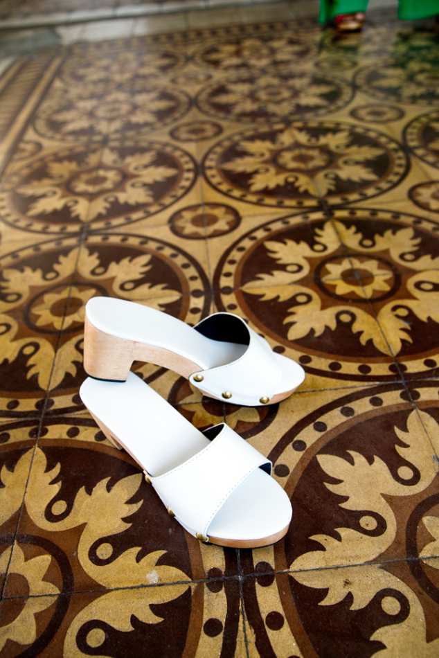 כפכפי עץ רונה בילי לבן